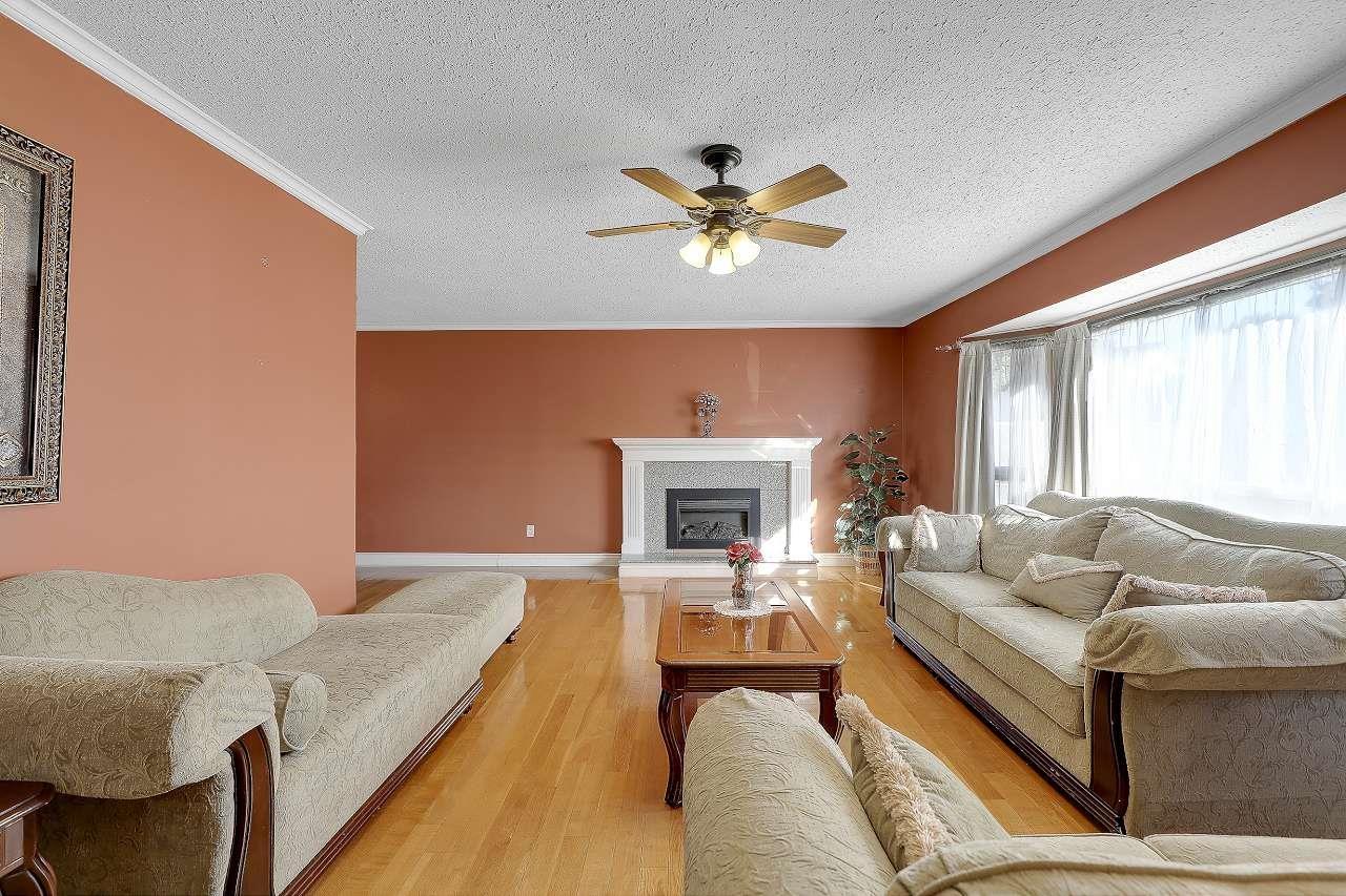 8947 URSUS CRESCENT