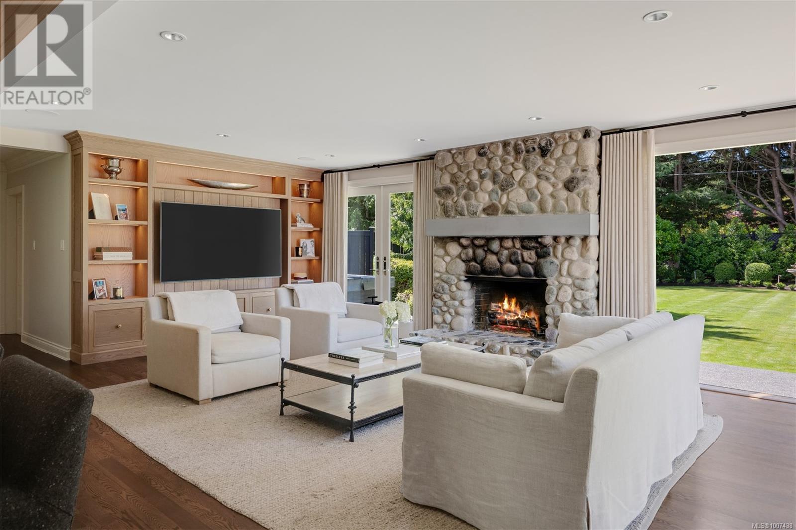 3270 Beach Dr