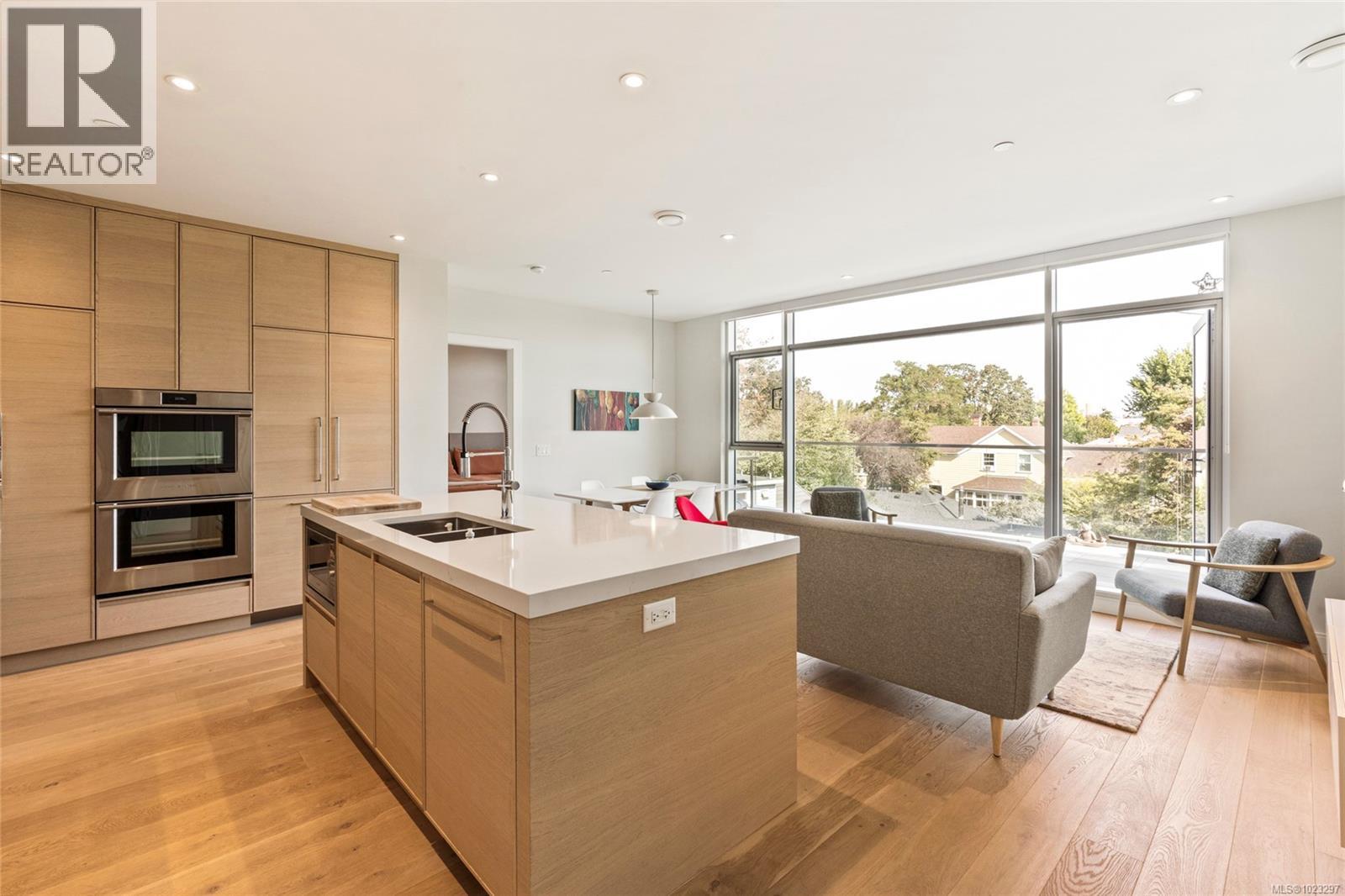 301 1916 Oak Bay Ave