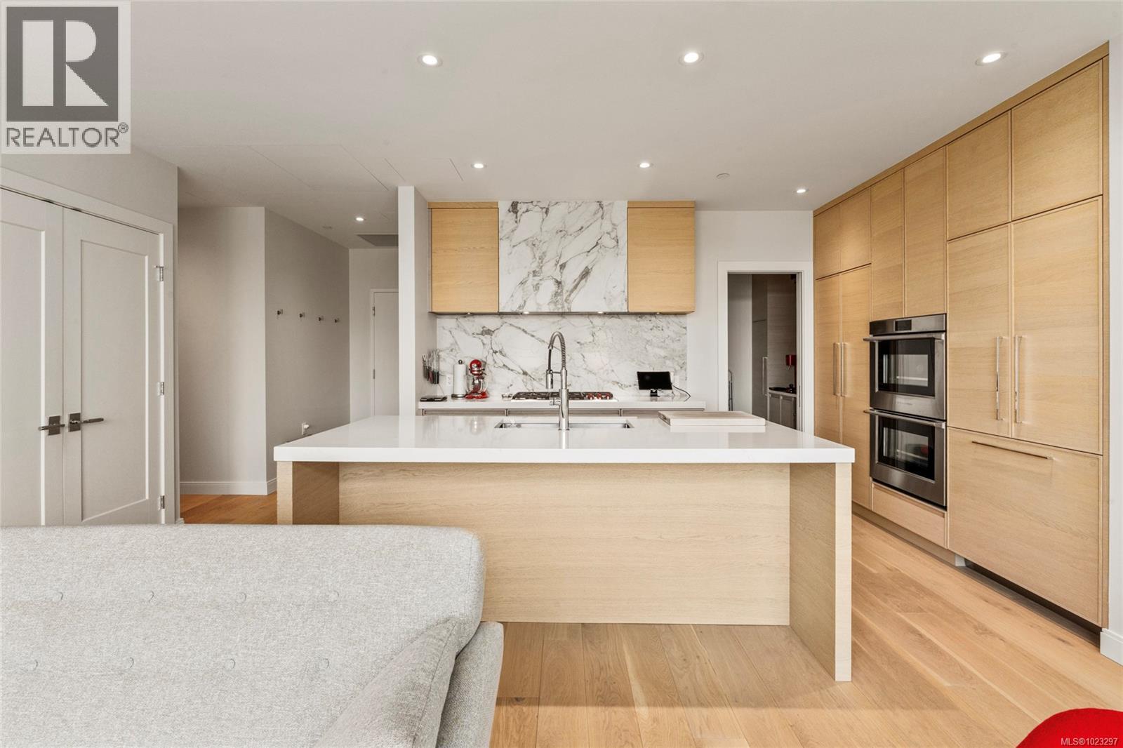 301 1916 Oak Bay Ave