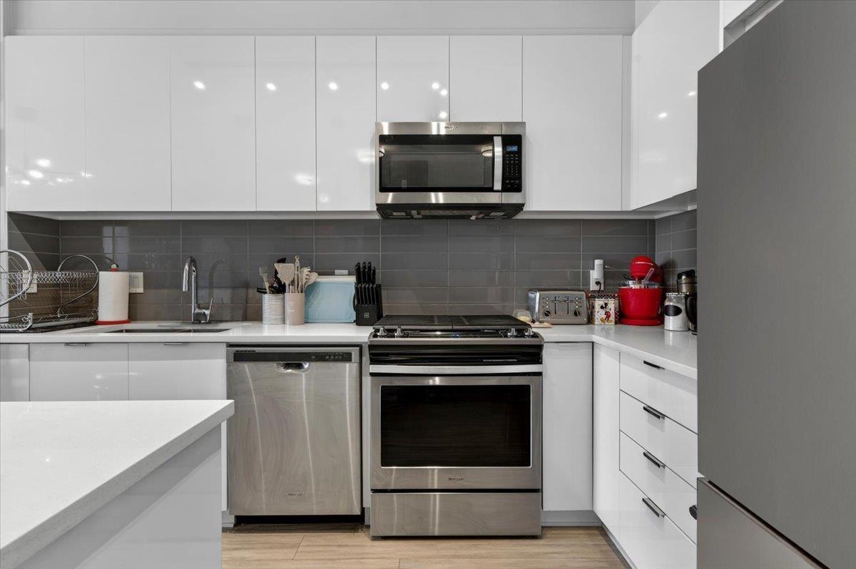 C211 8150 207 STREET