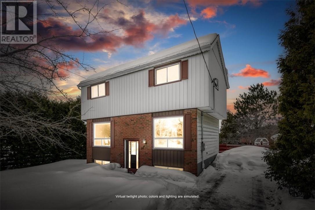 8 Maplewood Crescent