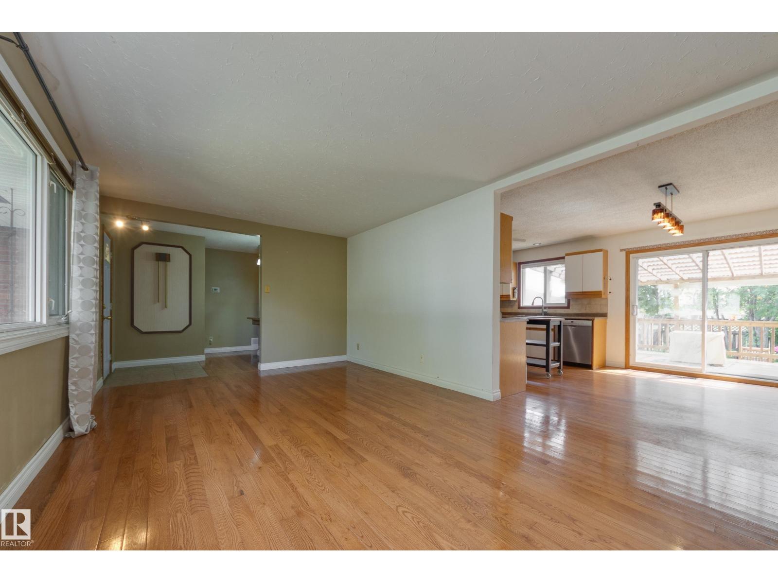 8015 71 AV NW