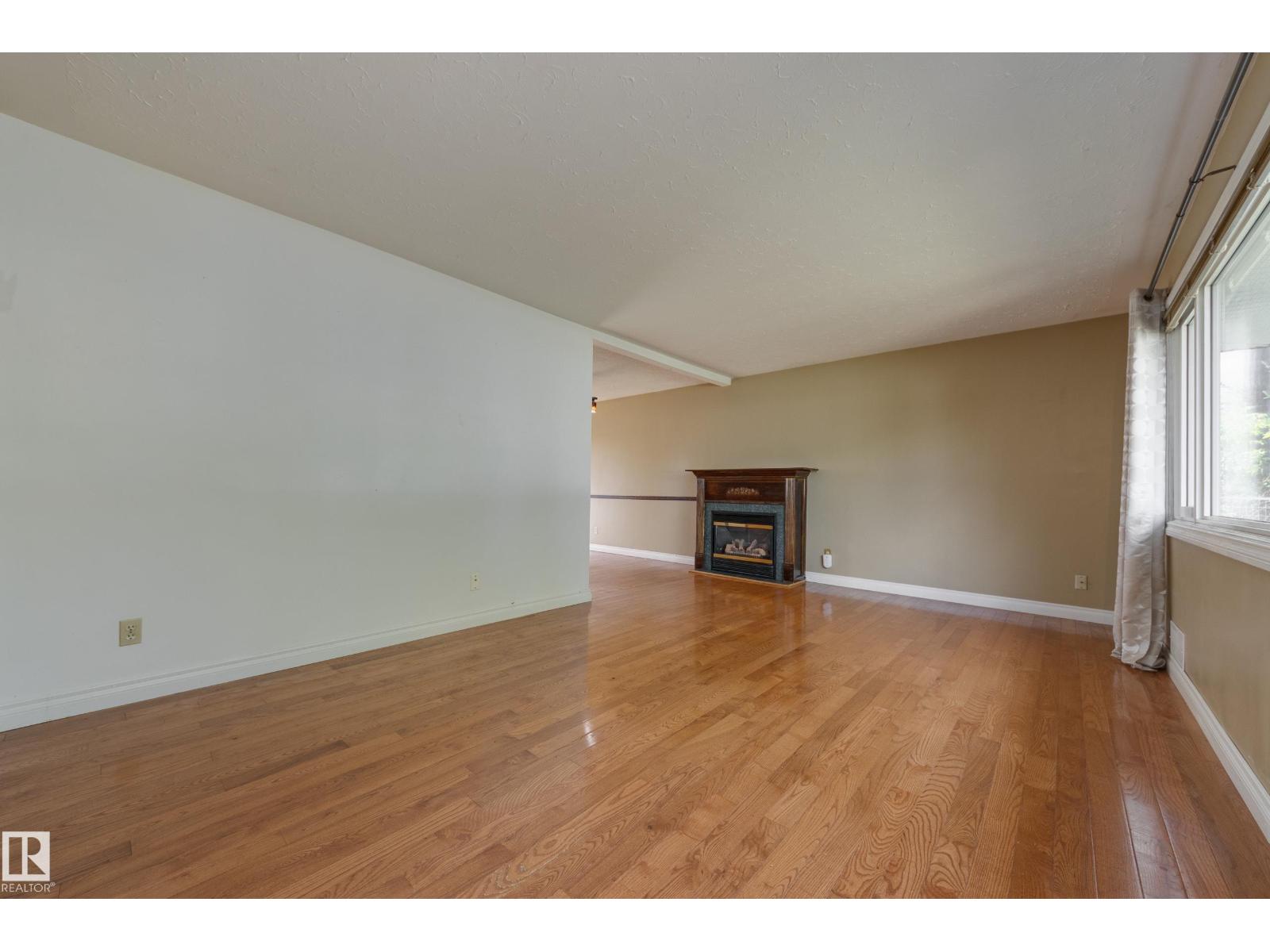 8015 71 AV NW
