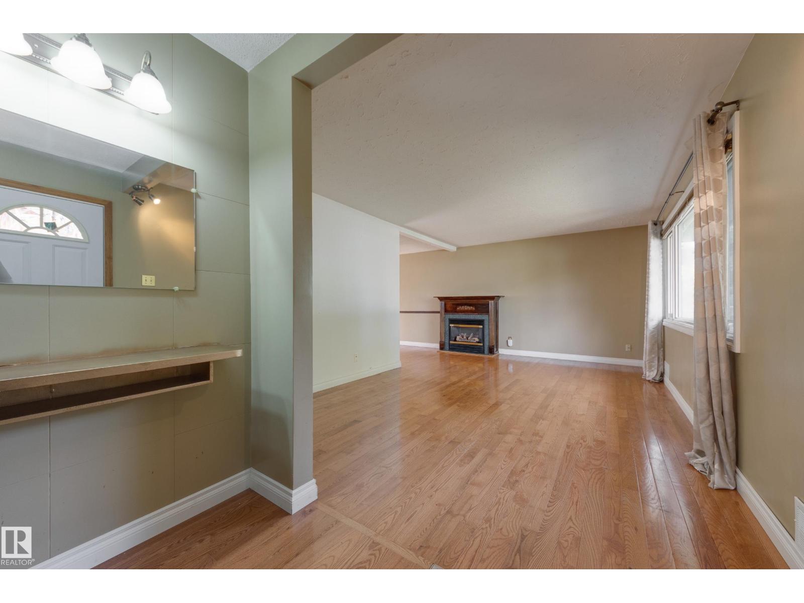 8015 71 AV NW