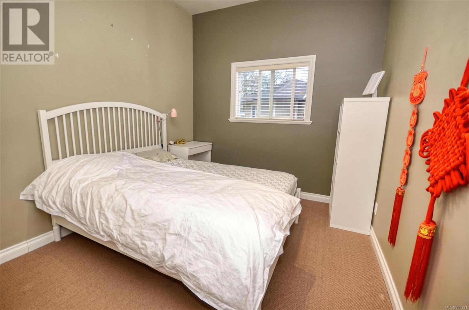 800 Rainbow Cres