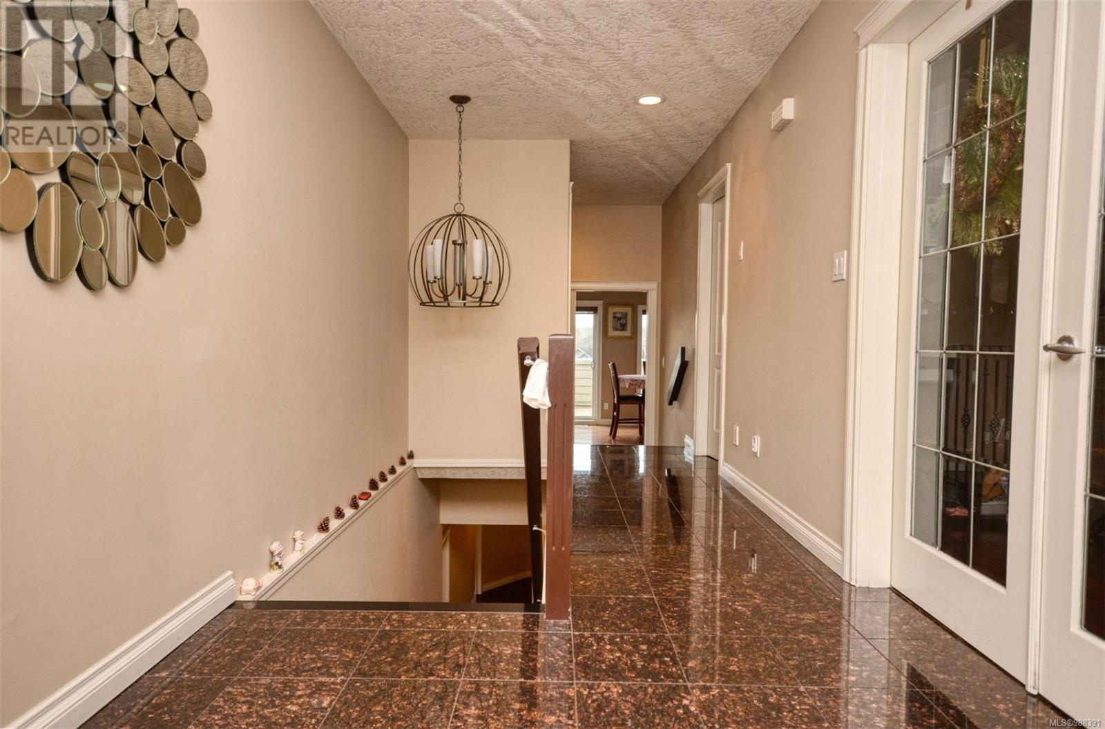 800 Rainbow Cres