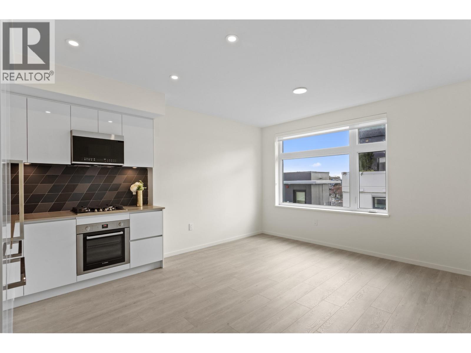 306 3264 VANNESS AVENUE