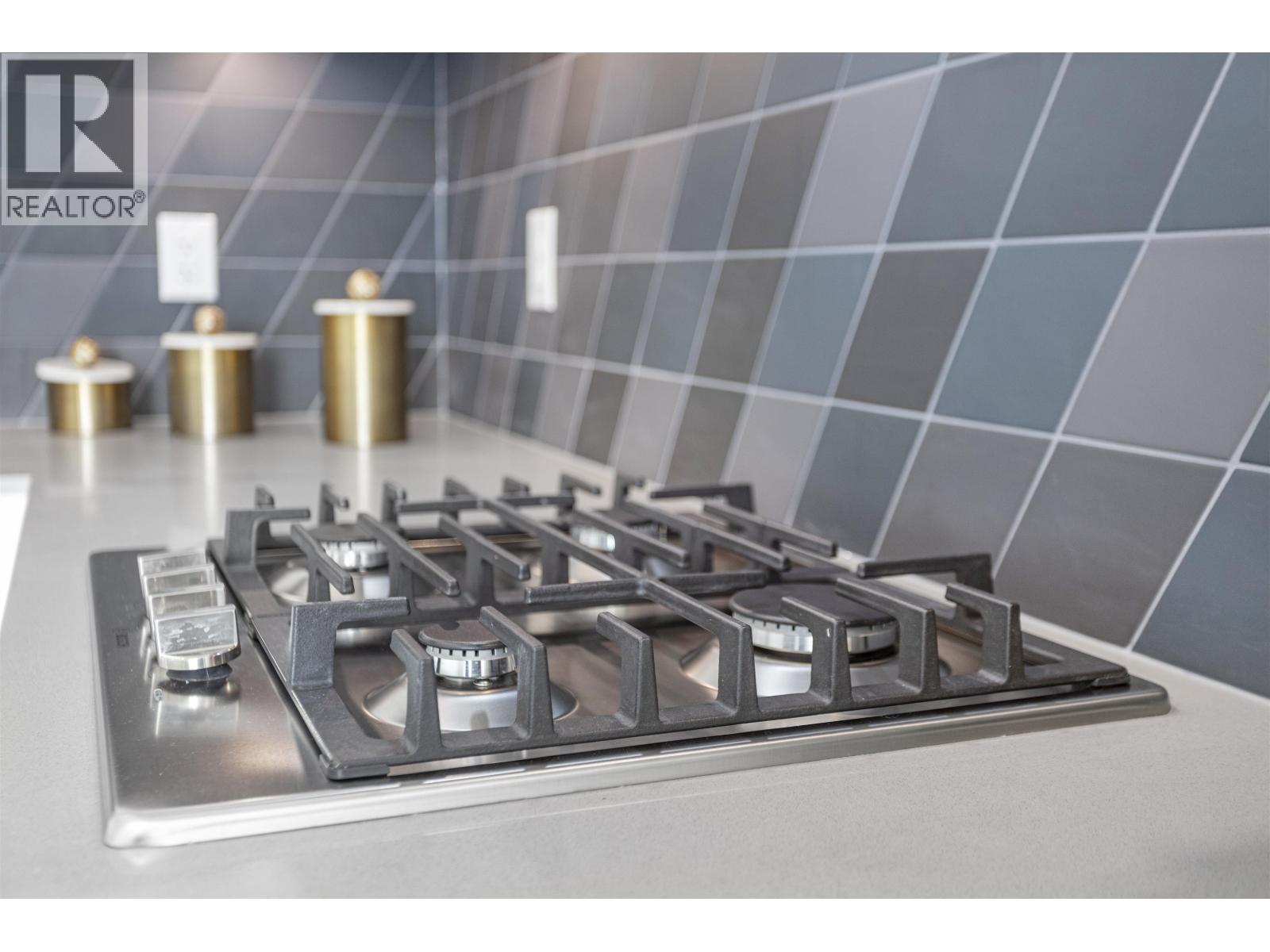 306 3264 VANNESS AVENUE