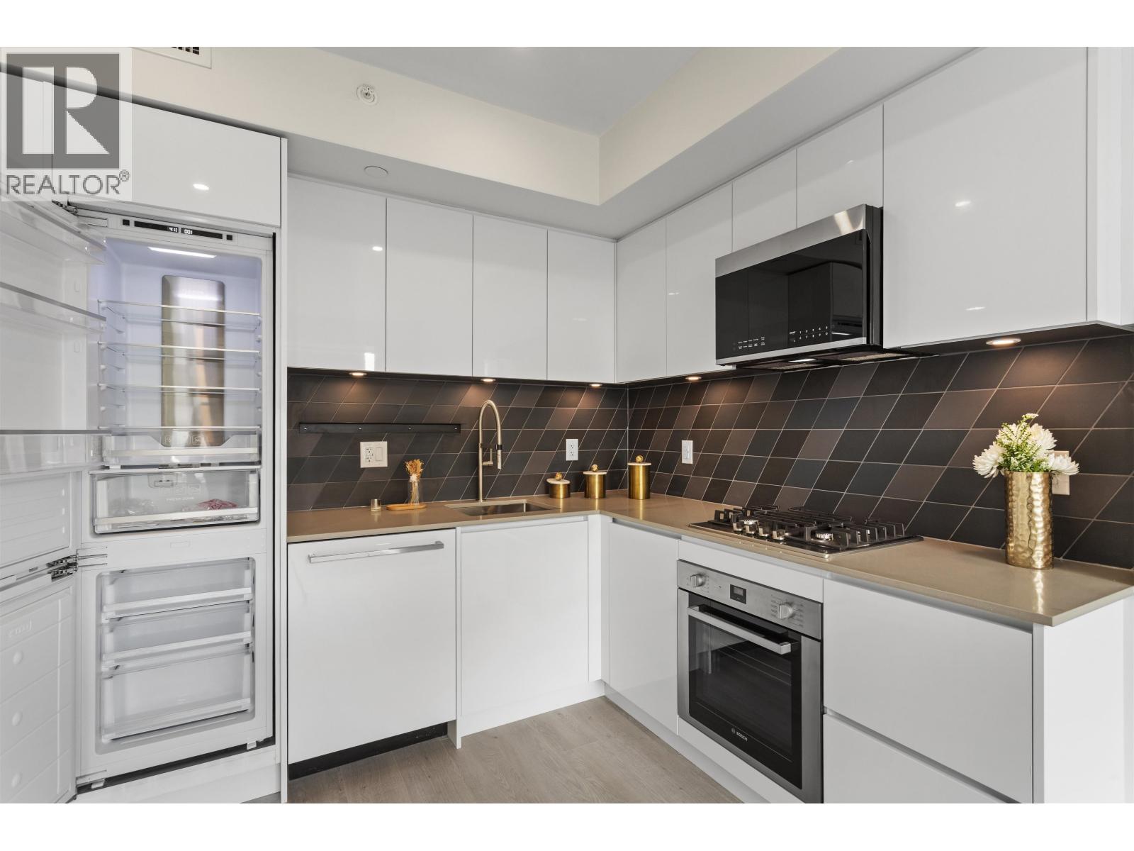 306 3264 VANNESS AVENUE