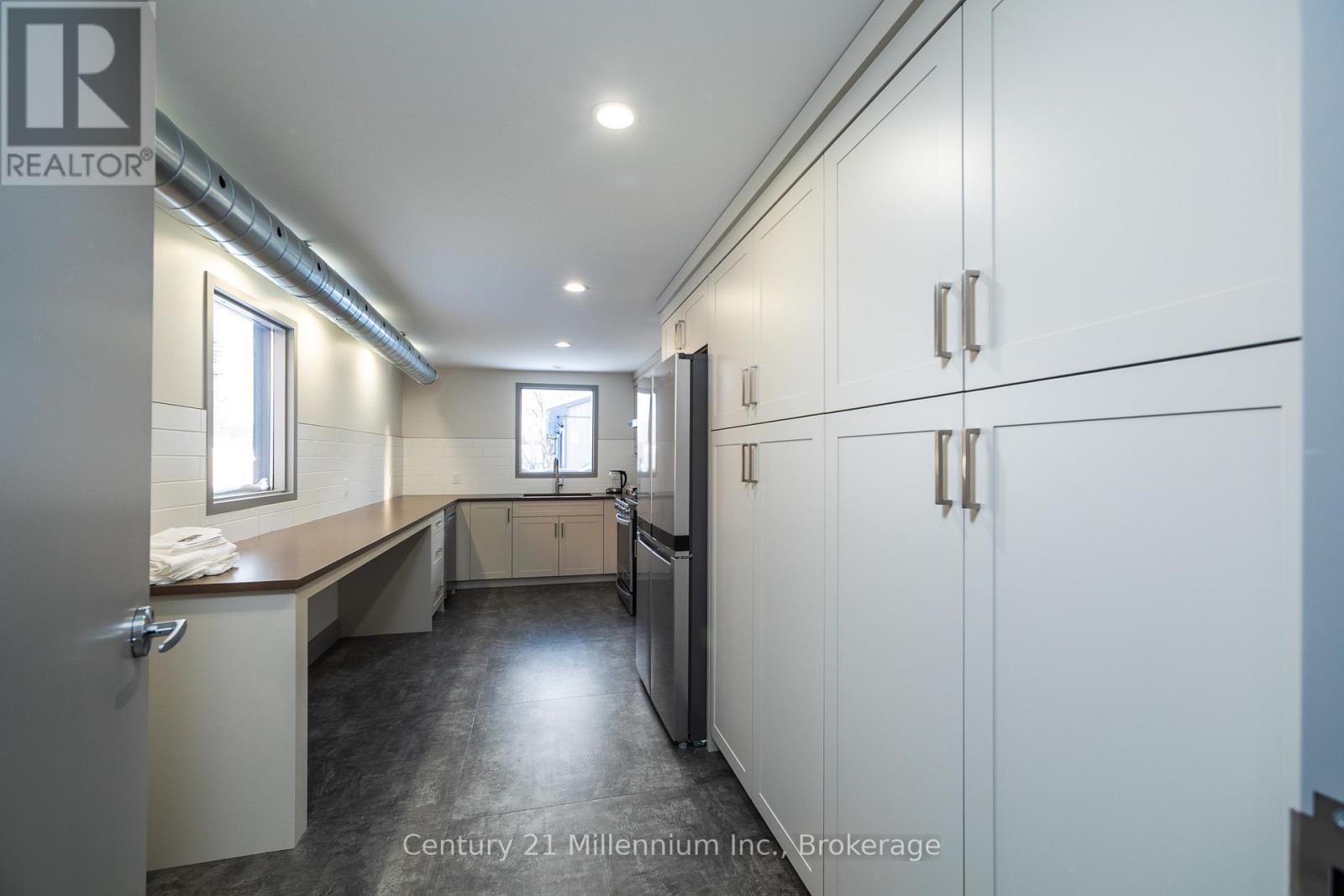 A - 413 QUEEN STREET S