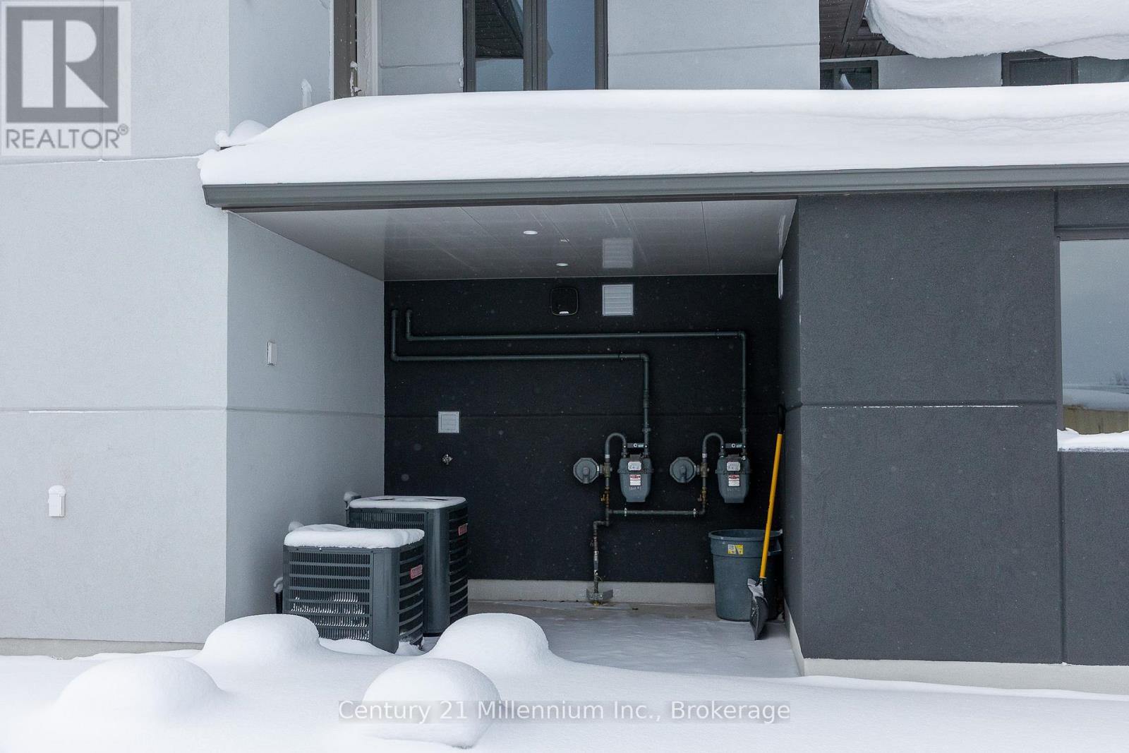 A - 413 QUEEN STREET S