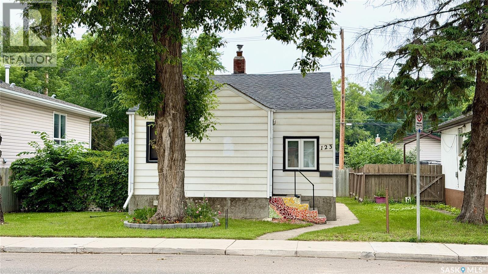 123 RUTH STREET E