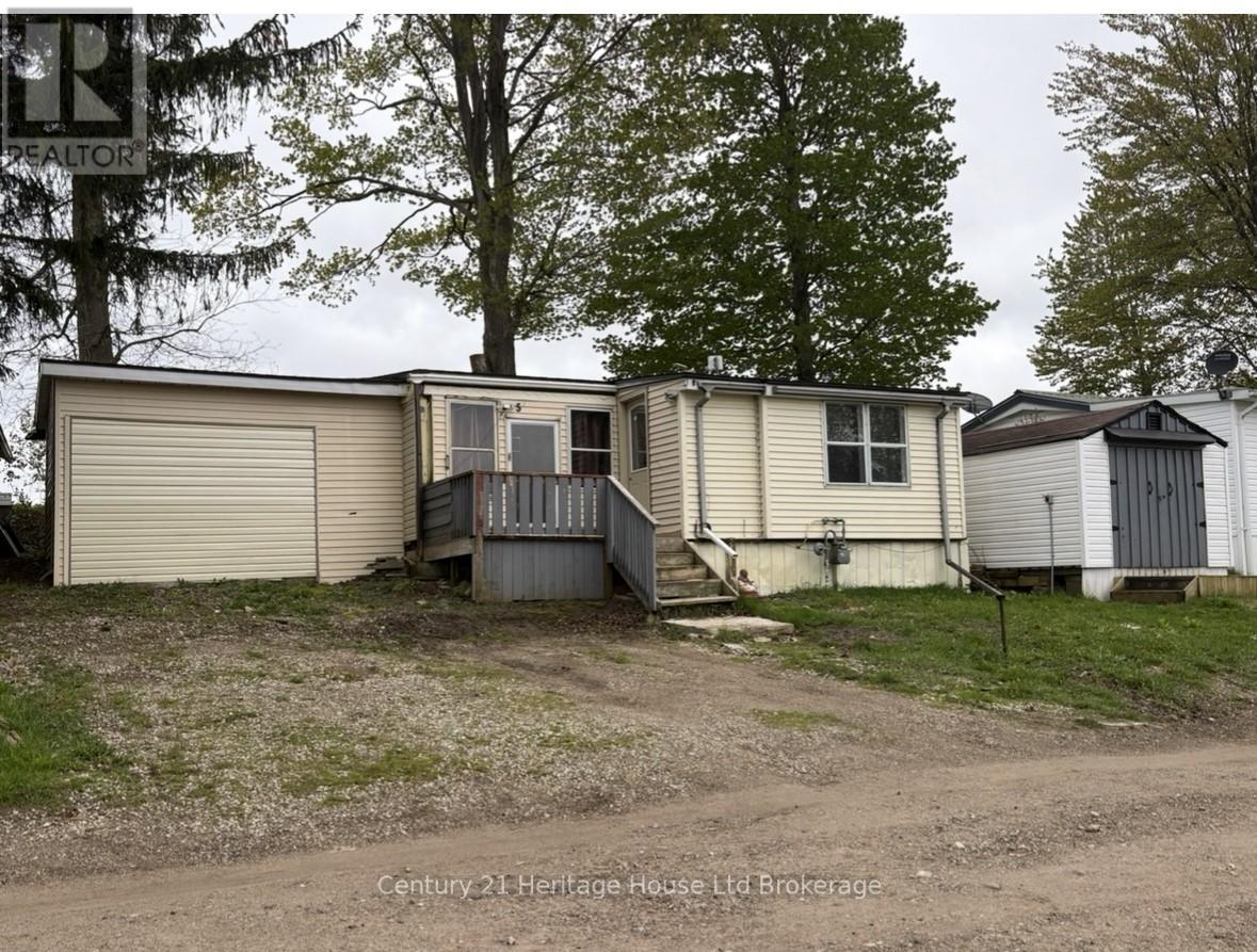 Photo 1 of 25 — 5 HILLCREST - 596101 OXFORD 59 HIGHWAY, East Zorra-Tavistock (Hidden Valley), ON N4S7W1