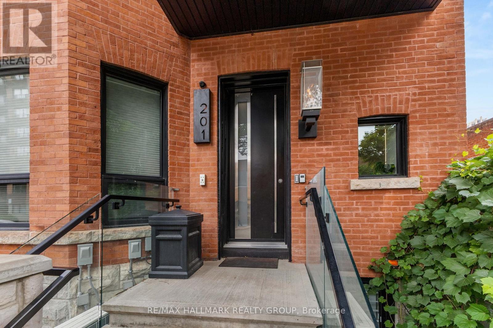 3 - 201 MACLAREN STREET
