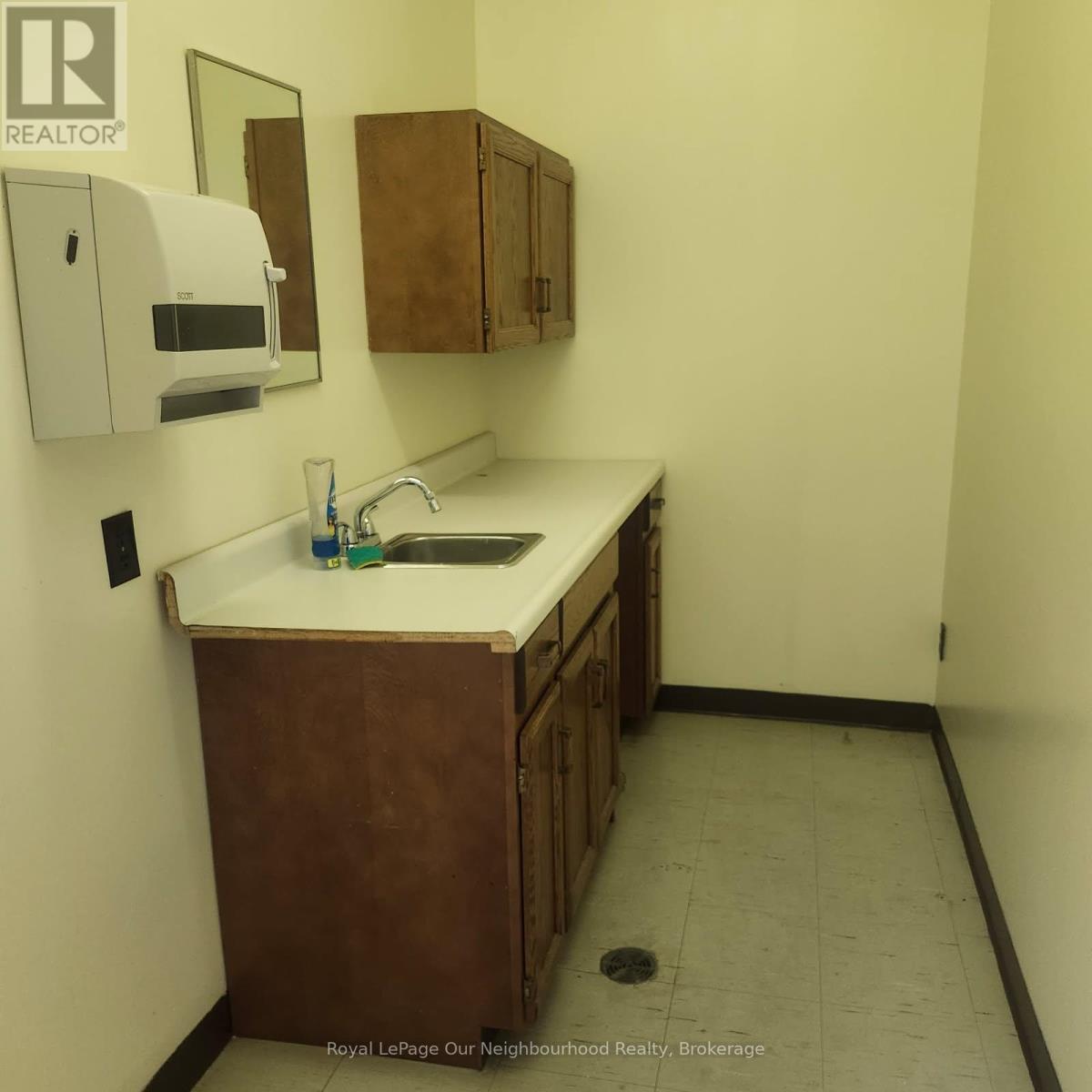 102 - 1135 LANSDOWNE STREET W