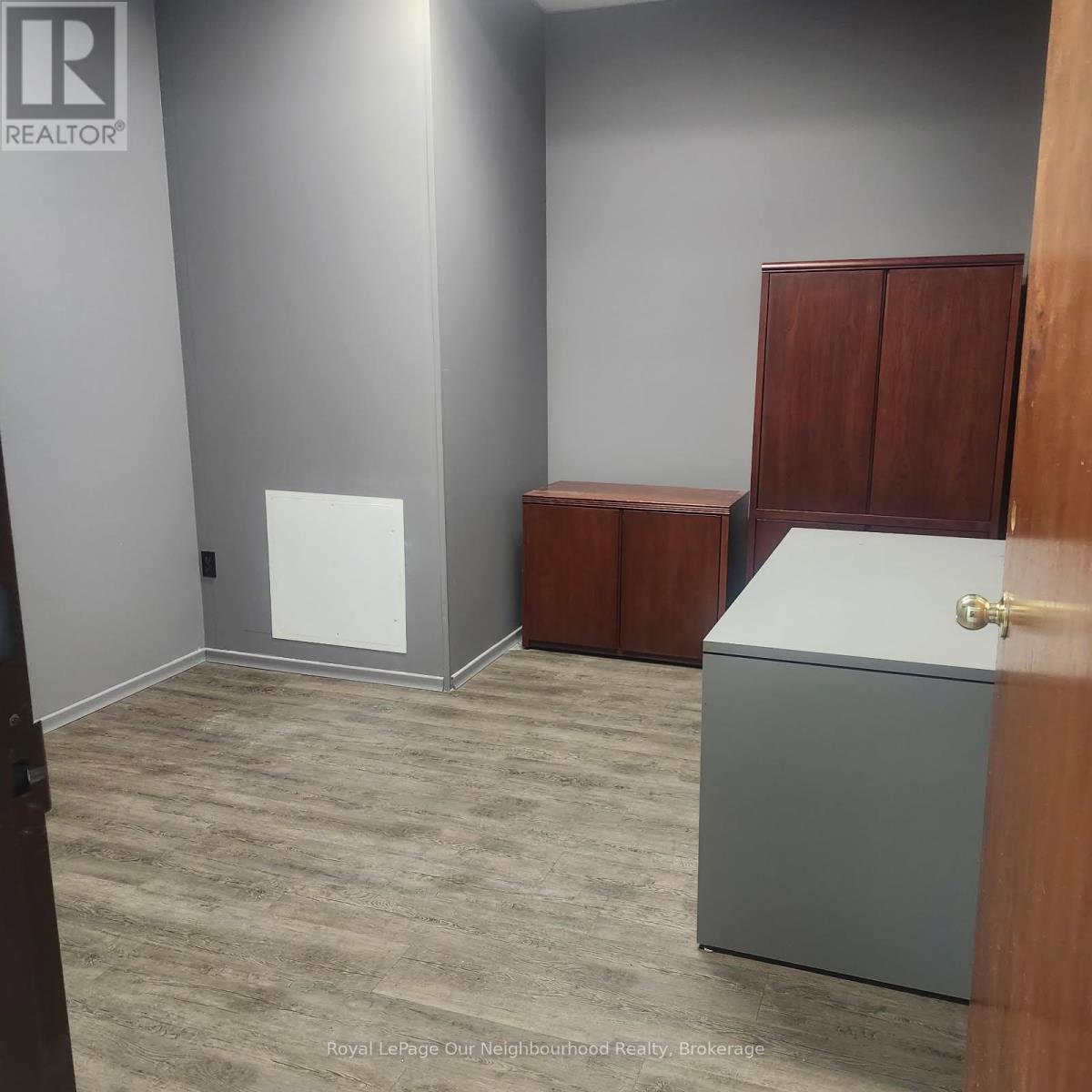 102 - 1135 LANSDOWNE STREET W