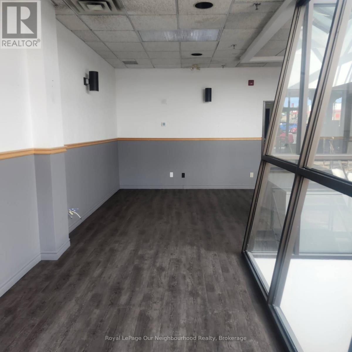 102 - 1135 LANSDOWNE STREET W