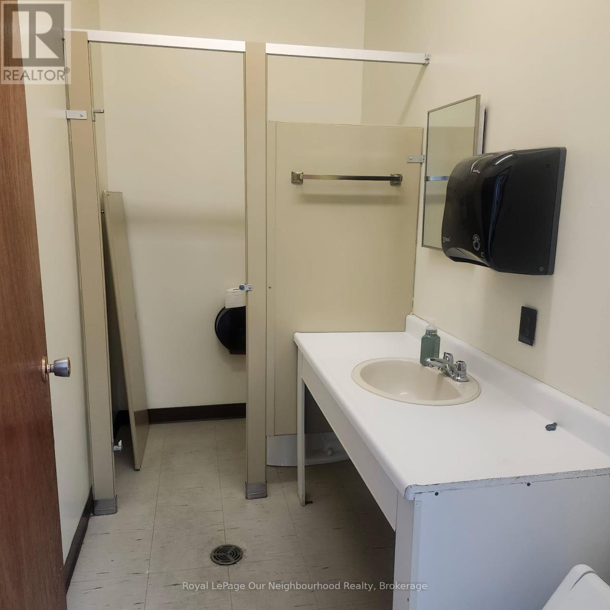 102 - 1135 LANSDOWNE STREET W