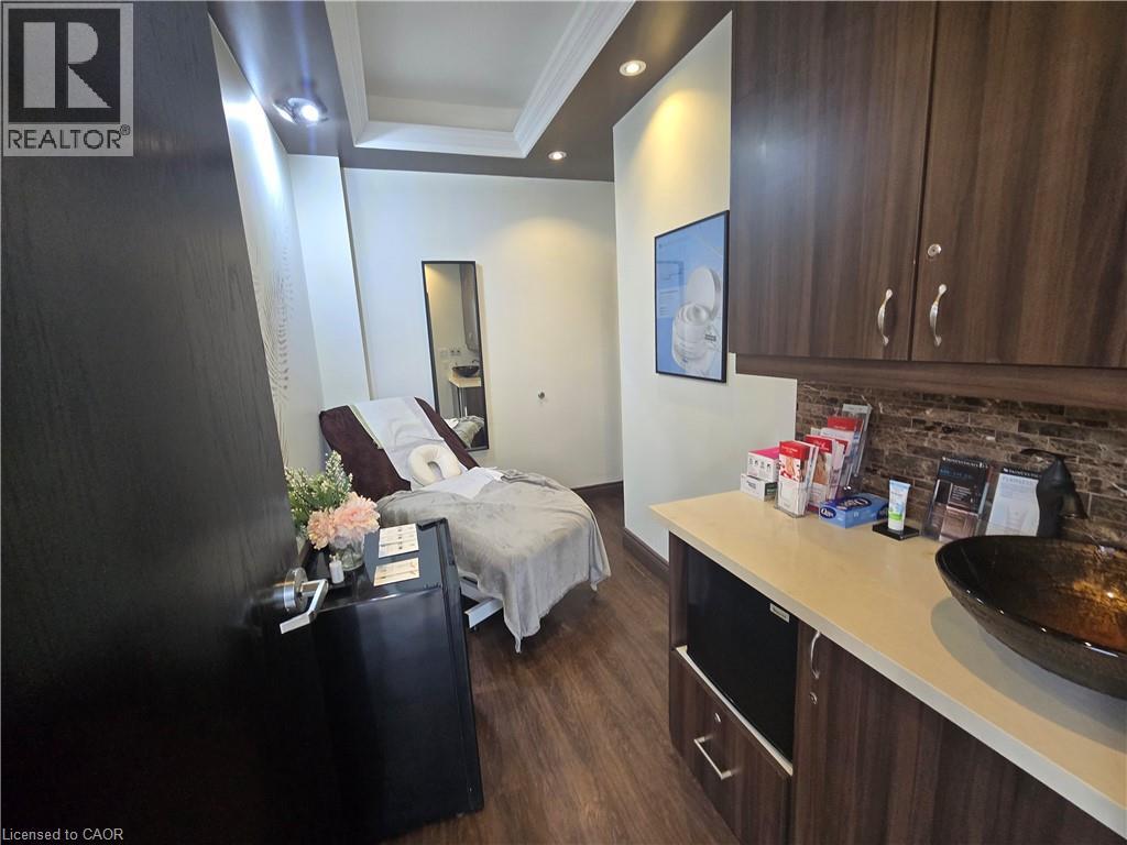 4033 HURONTARIO Street Unit# 1