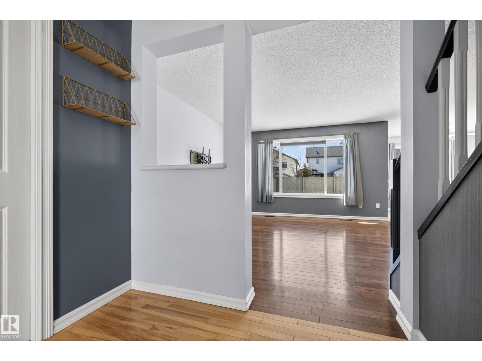 8915 7 AV SW