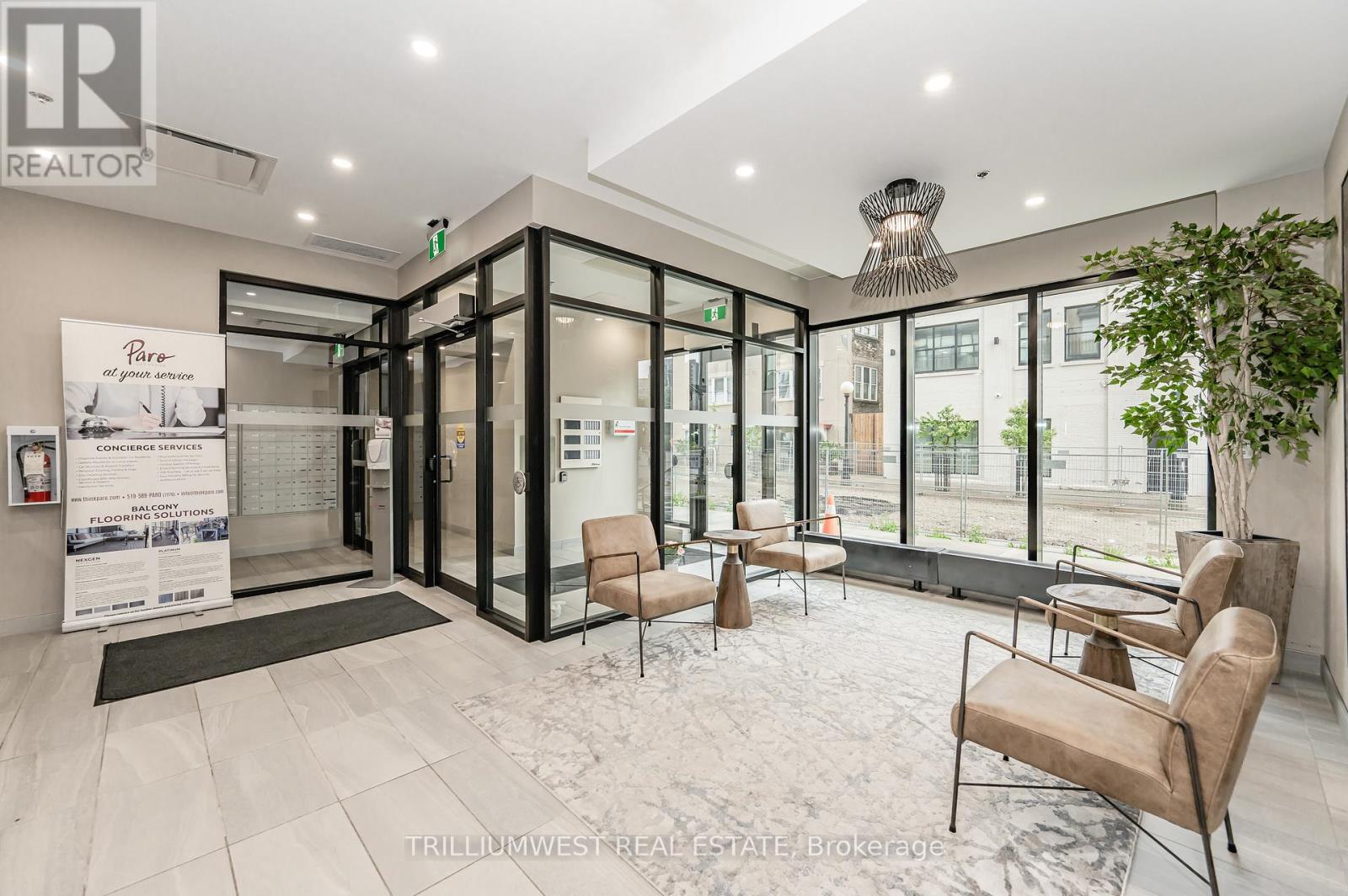 4 - 60 CHARLES STREET W