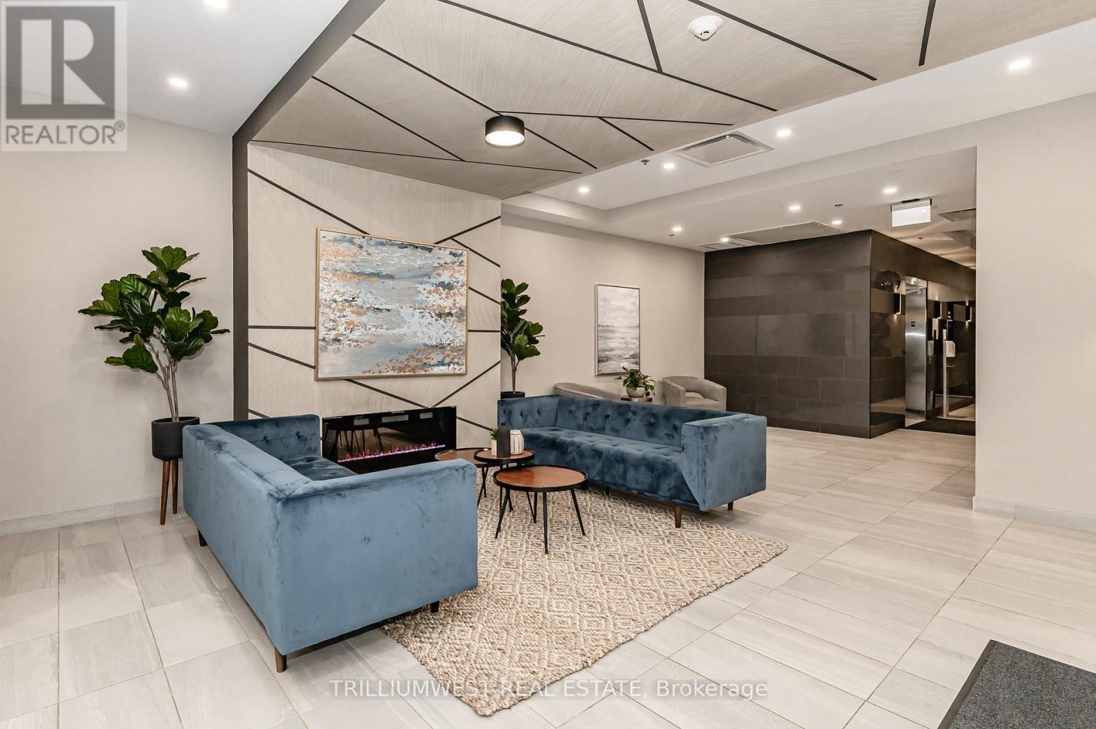 4 - 60 CHARLES STREET W
