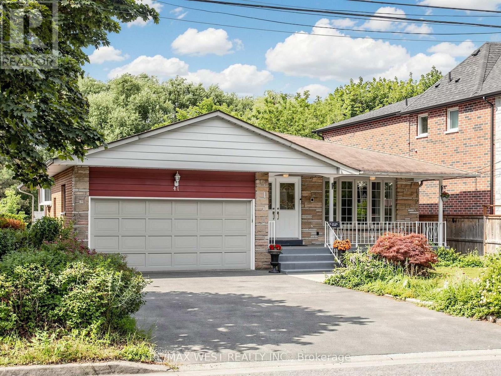 Photo 1 of 27 — 41 BURNVIEW CRESCENT, Toronto (Woburn), ON M1H1B4