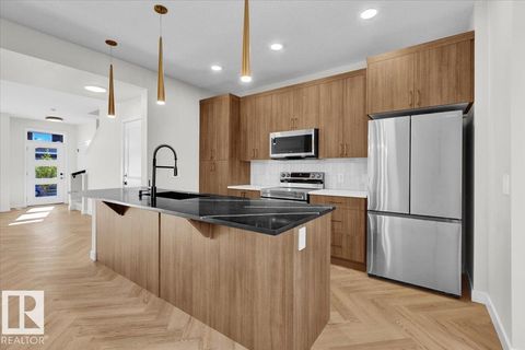 2126 CROSSBILL LN NW Edmonton AB T6W4V8