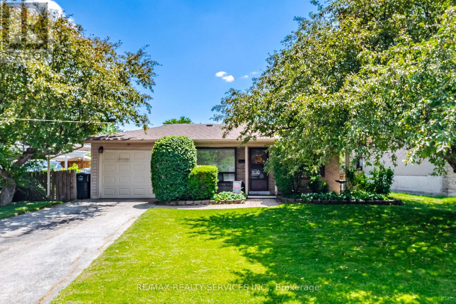 15 FERNDALE CRESCENT