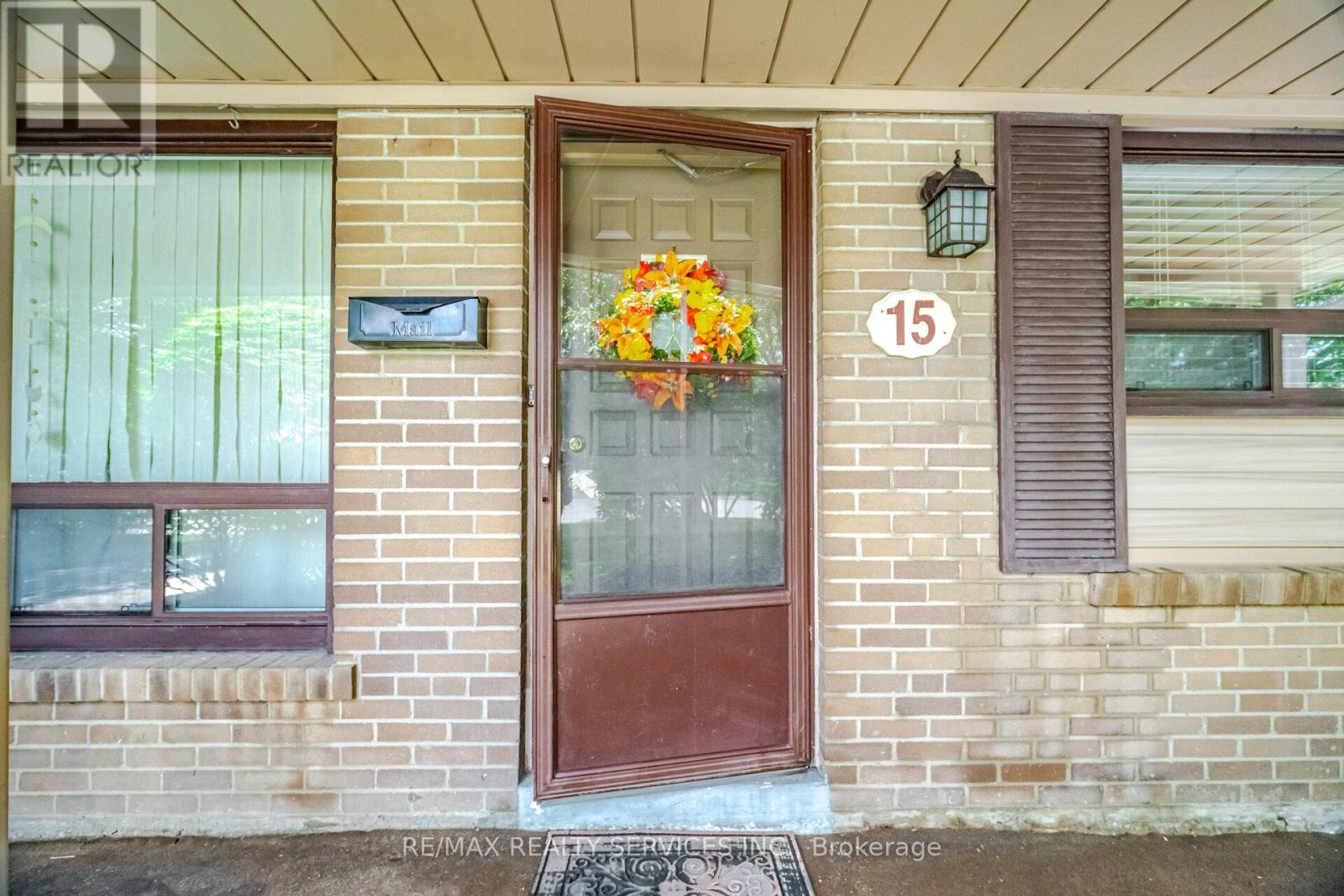 15 FERNDALE CRESCENT