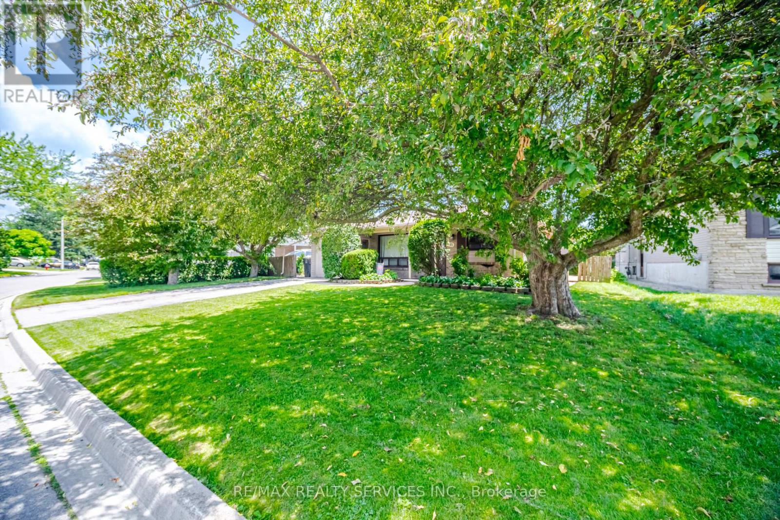 15 FERNDALE CRESCENT