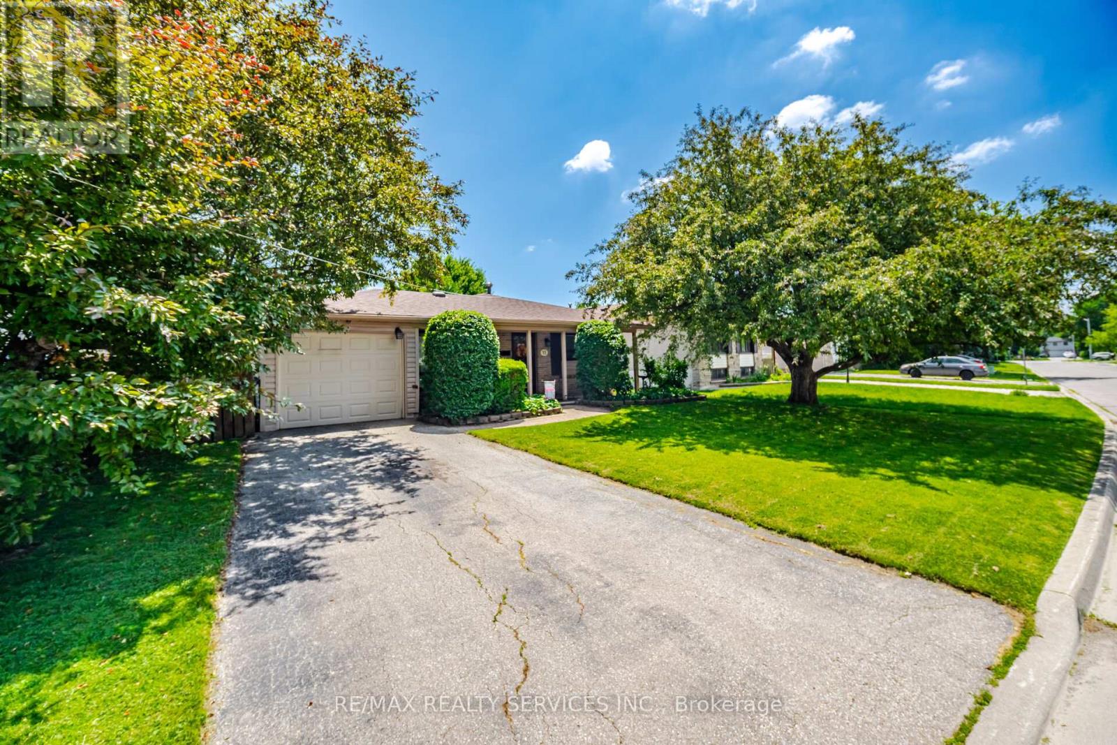 15 FERNDALE CRESCENT