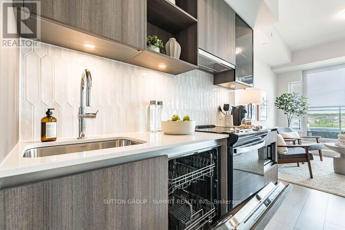 504 - 395 DUNDAS STREET W