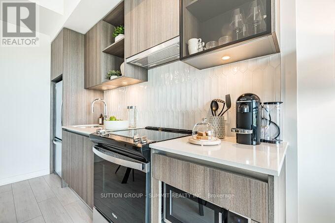 504 - 395 DUNDAS STREET W