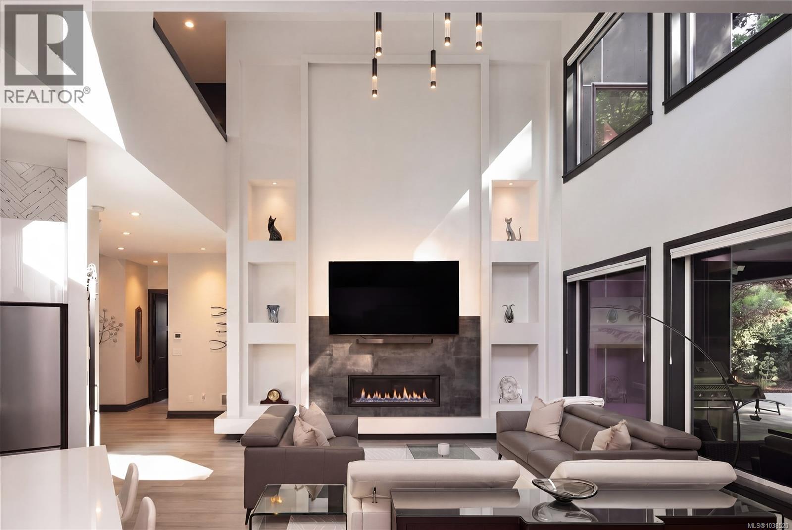 2207 Riviera Pl