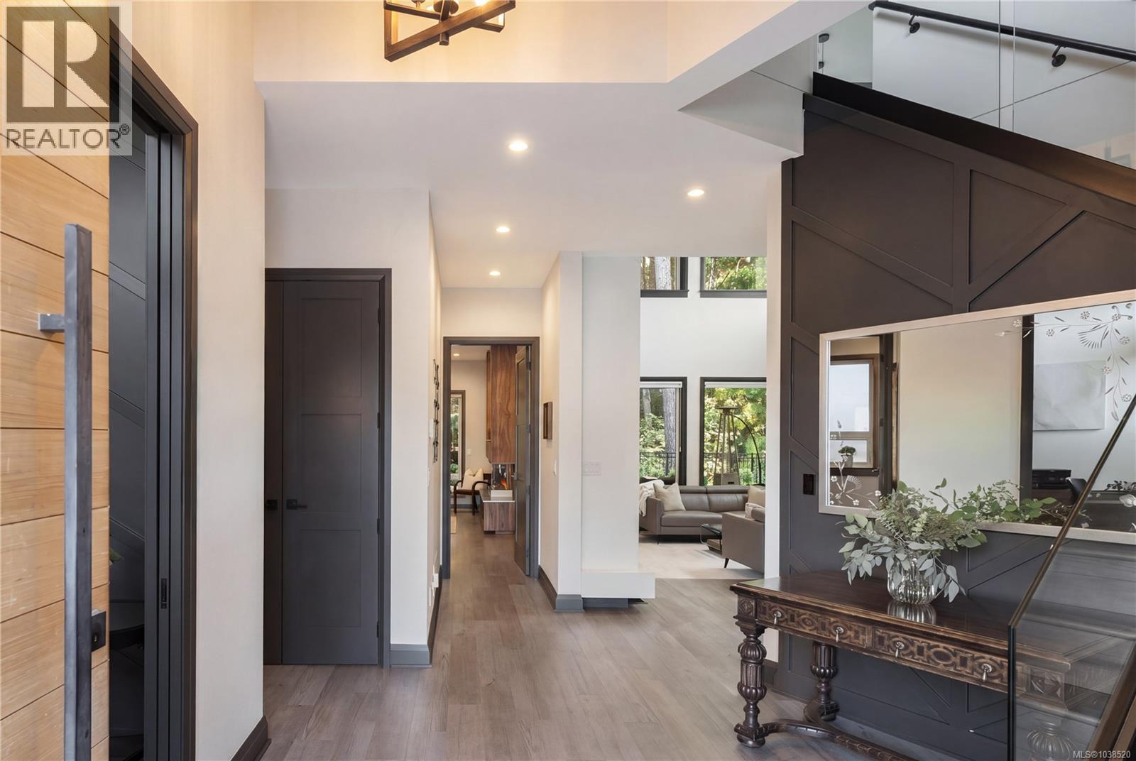 2207 Riviera Pl