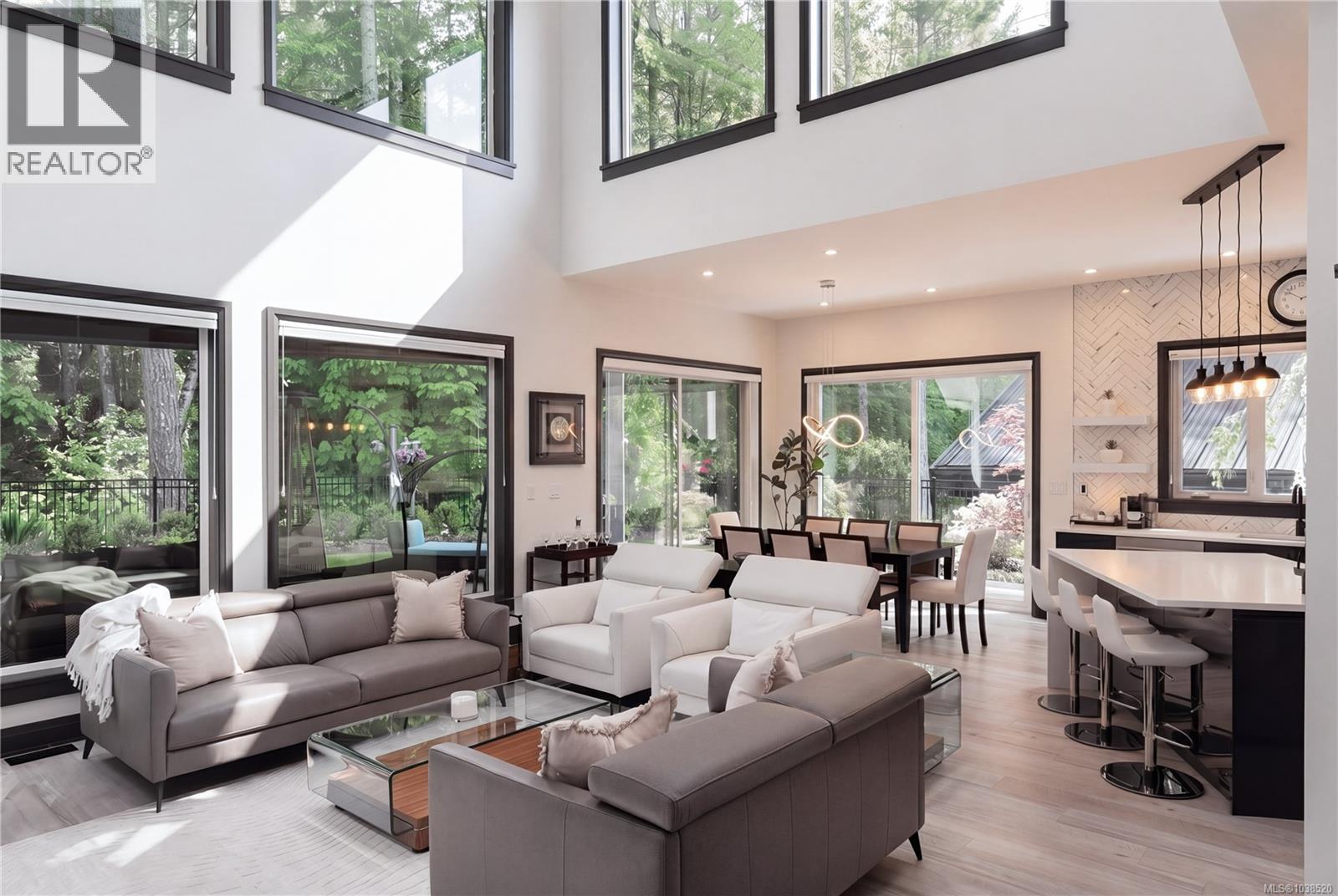 2207 Riviera Pl