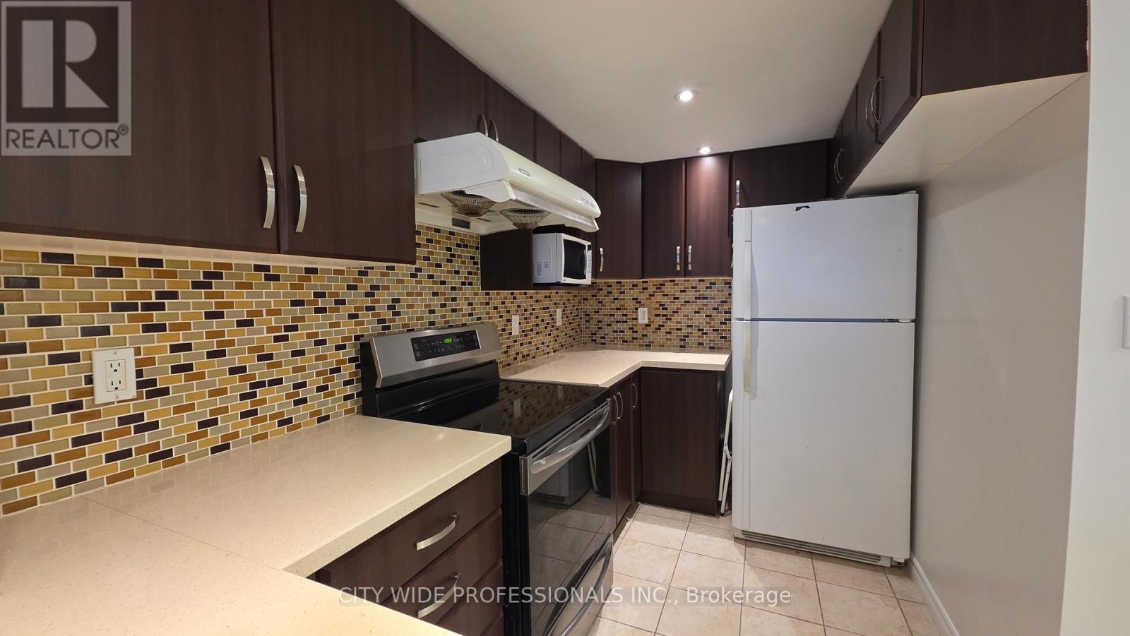 202 - 28 HOLLYWOOD AVENUE