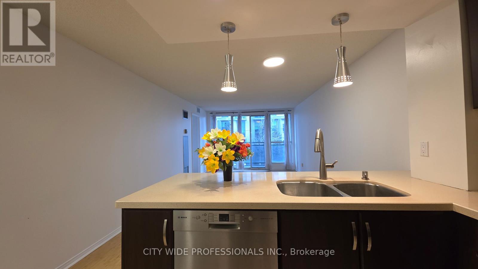 202 - 28 HOLLYWOOD AVENUE