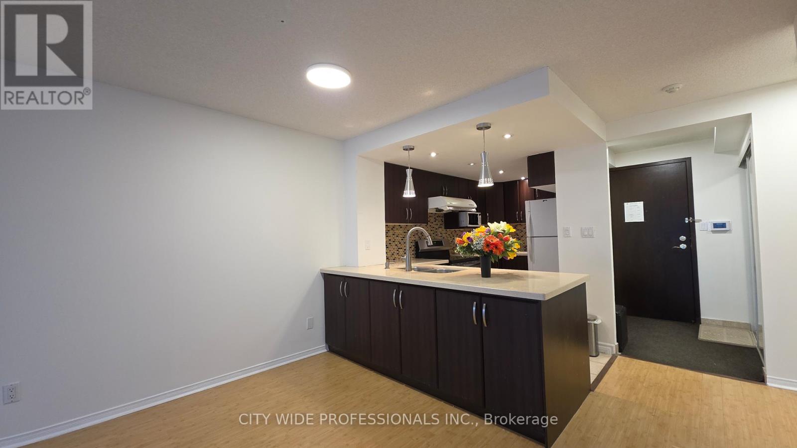 202 - 28 HOLLYWOOD AVENUE