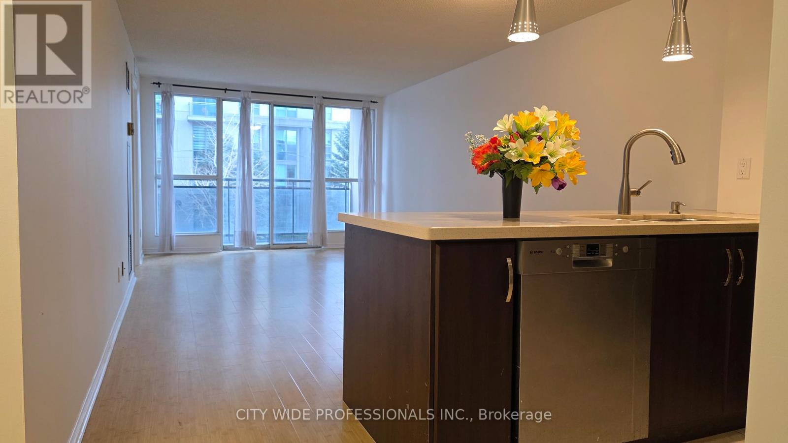 202 - 28 HOLLYWOOD AVENUE