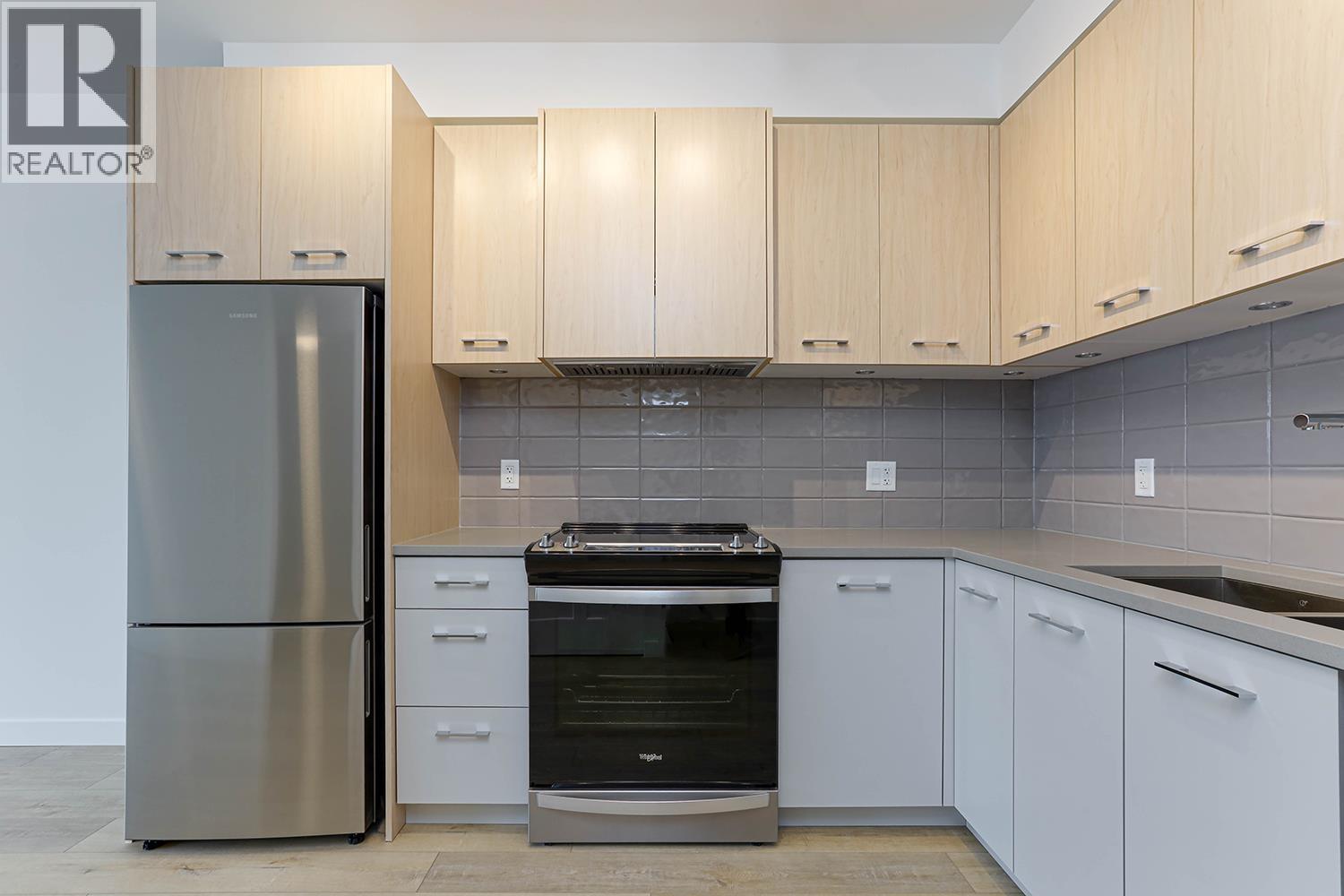 411 4933 CLARENDON STREET