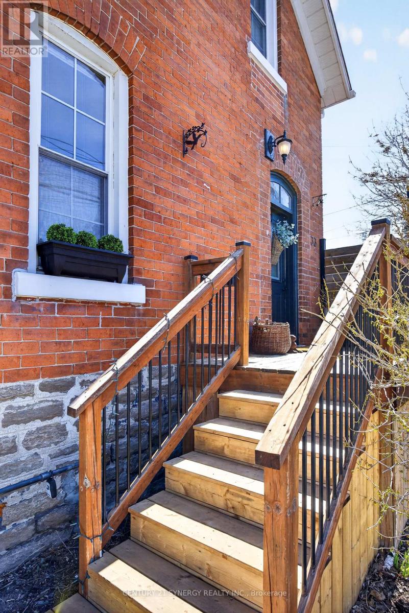 33 NAPOLEON STREET