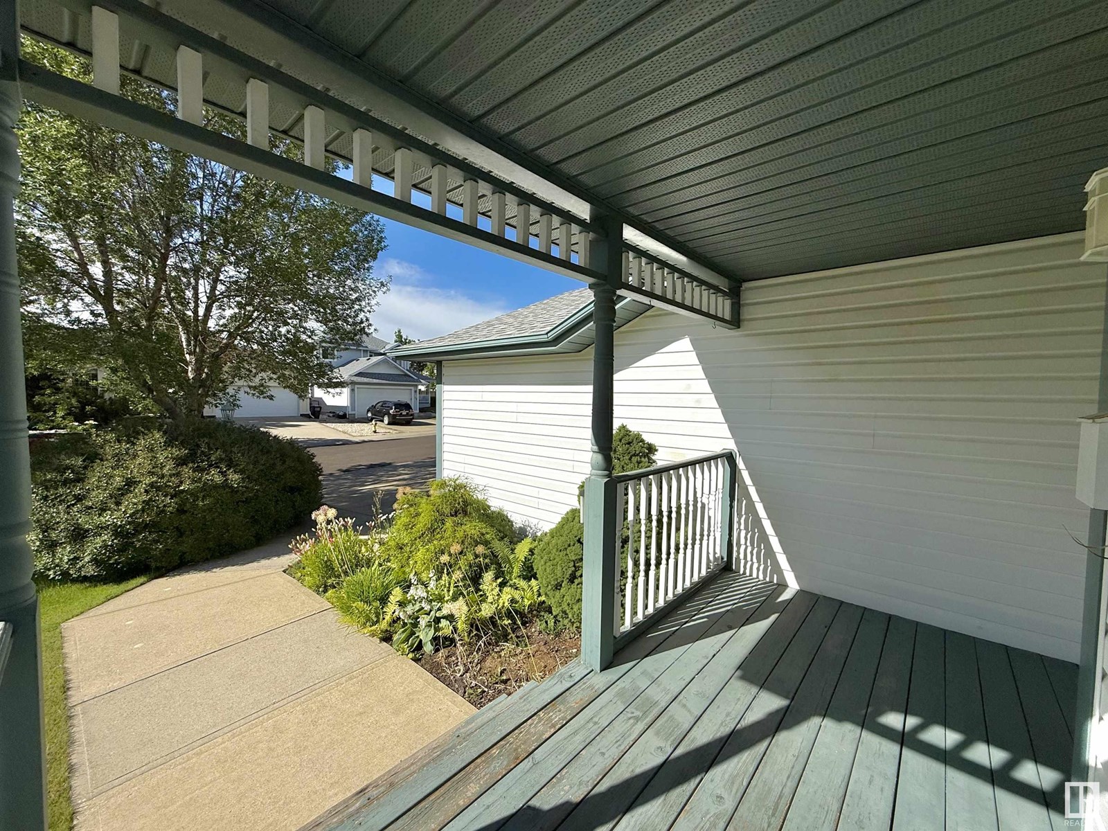 706 ORMSBY Road W NW NW