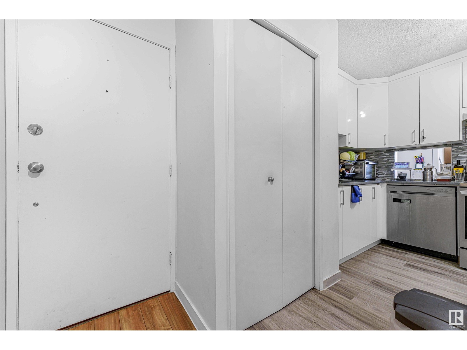 #5 3855 76 ST NW