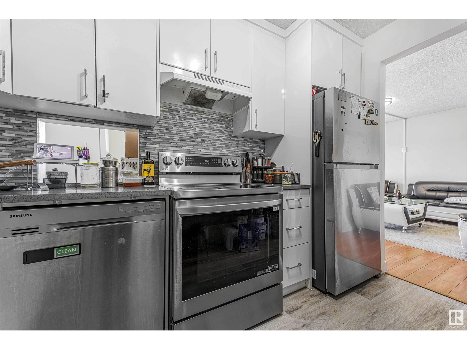 #5 3855 76 ST NW