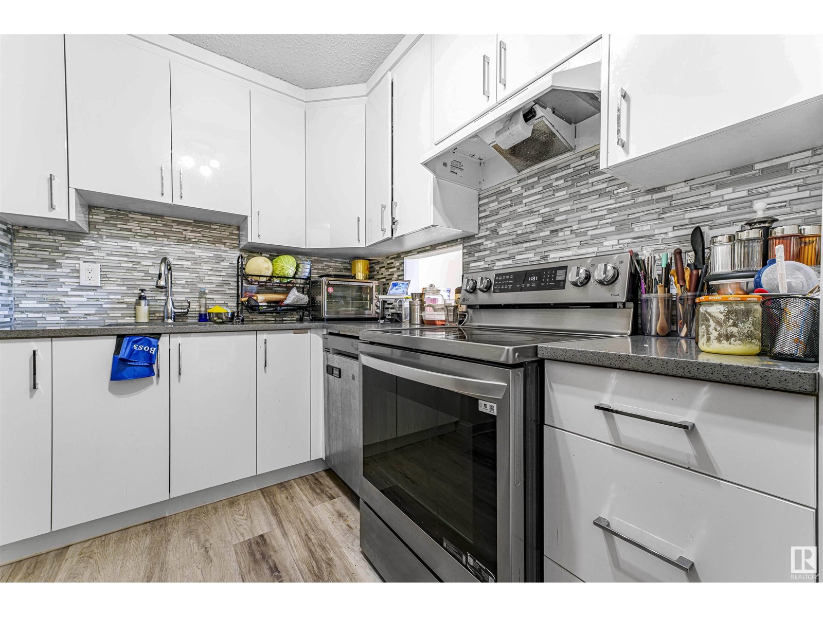#5 3855 76 ST NW