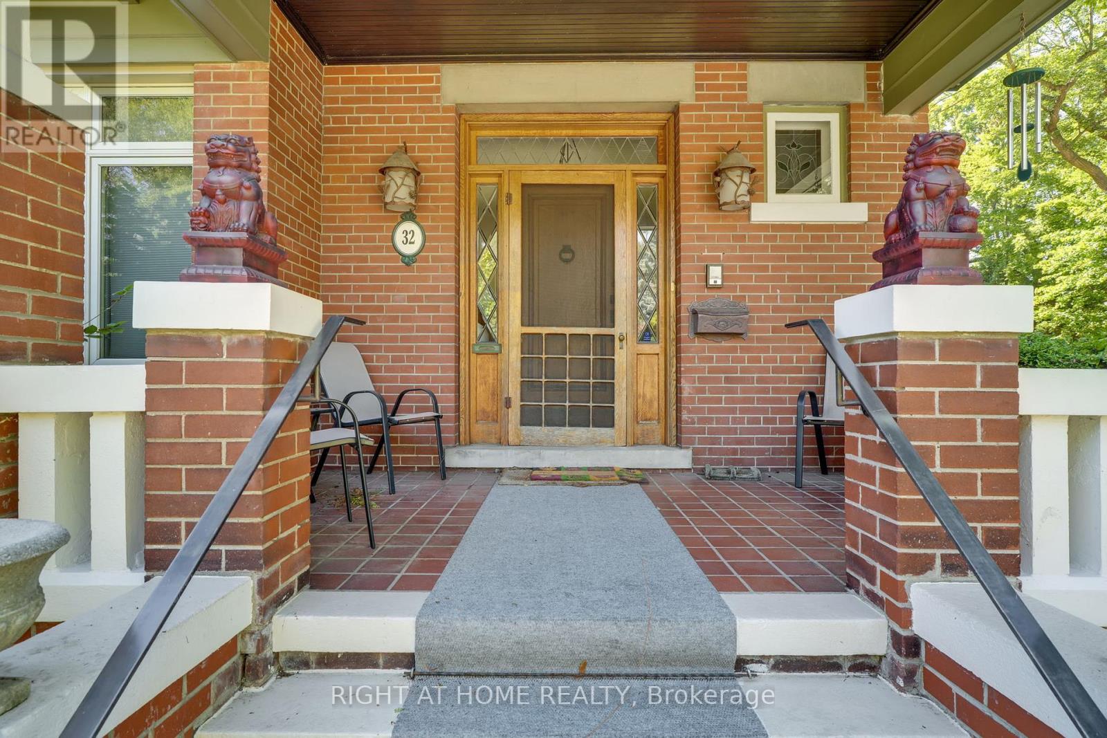 32 HOLLYWOOD CRESCENT