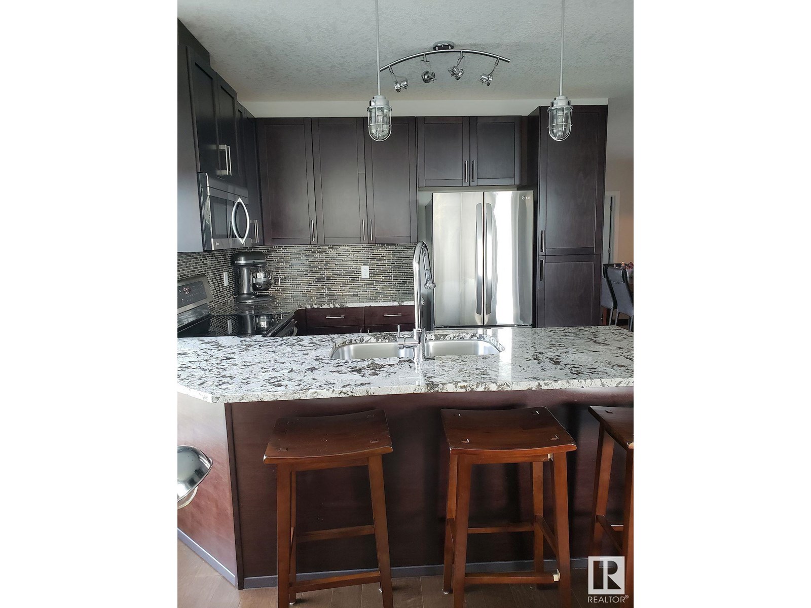 #416 5151 WINDERMERE BV SW